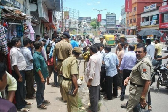 Police warns businessmen for parking vehicles in no-parking zone Police warns businessmen for parking vehicles in no-parking zone